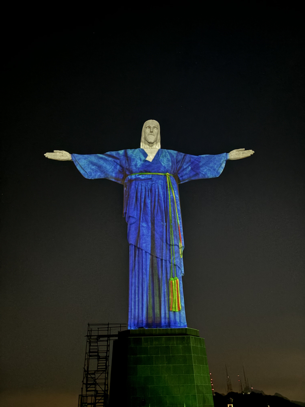 한복으로 매핑한 브라질 초대형 예수상