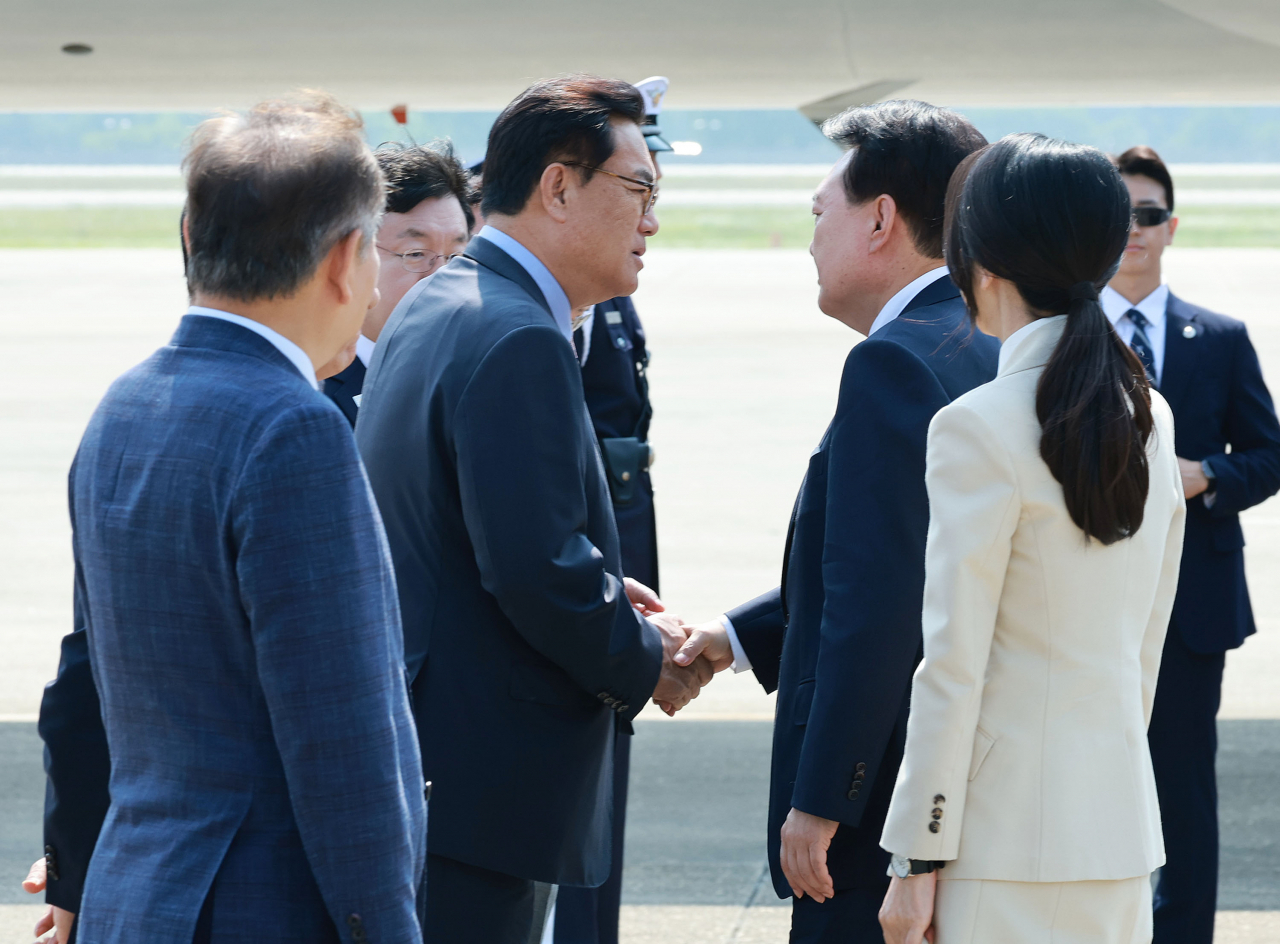 윤석열 대통령이 10일 경기 성남 서울공항에서 투르크메니스탄, 우즈베키스탄, 카자흐스탄 등 중앙아시아 3개국 방문차 출국하며 정진석 대통령비서실장과 인사하고 있다. [연합]