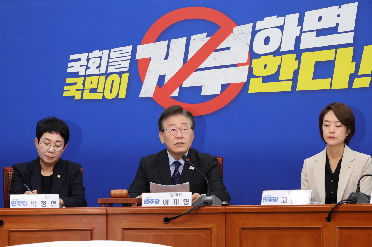 이재명(가운데) 더불어민주당 대표가 10일 오전 서울 여의도 국회에서 열린 최고위원회의에서 발언하고 있다. [연합]