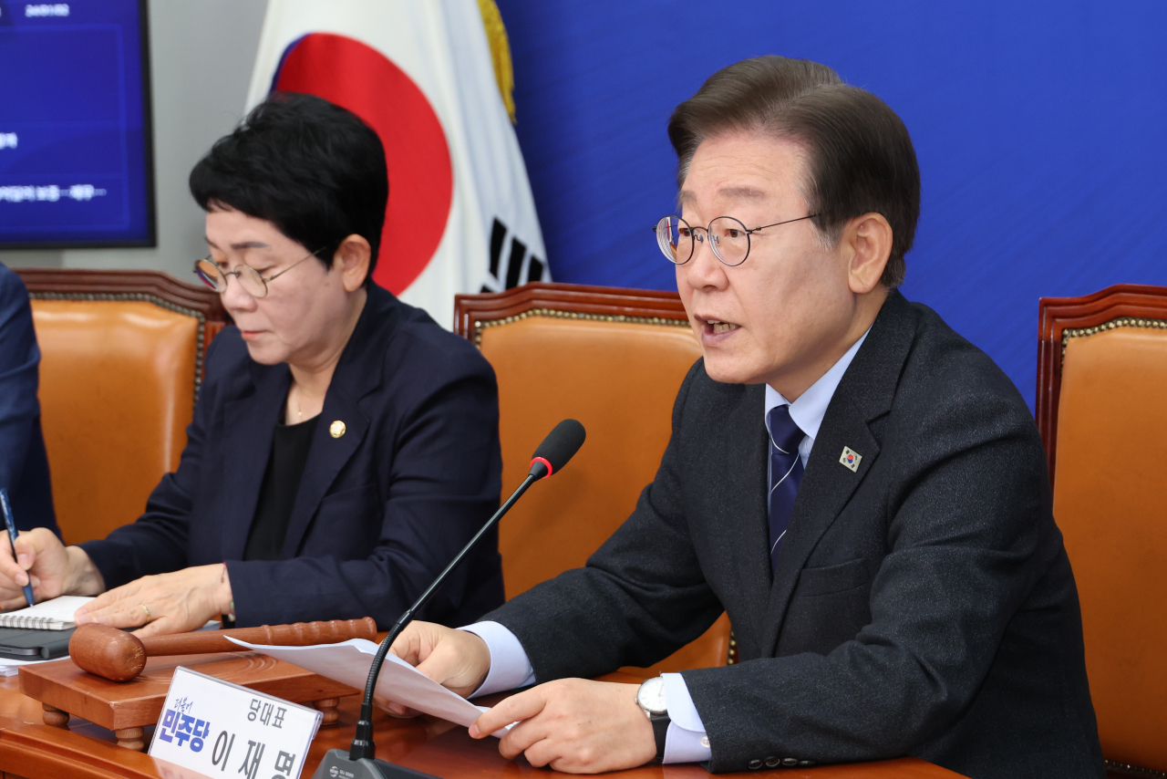 이재명(오른쪽) 더불어민주당 대표가 10일 오전 서울 여의도 국회에서 열린 최고위원회의에서 발언하고 있다. [연합]
