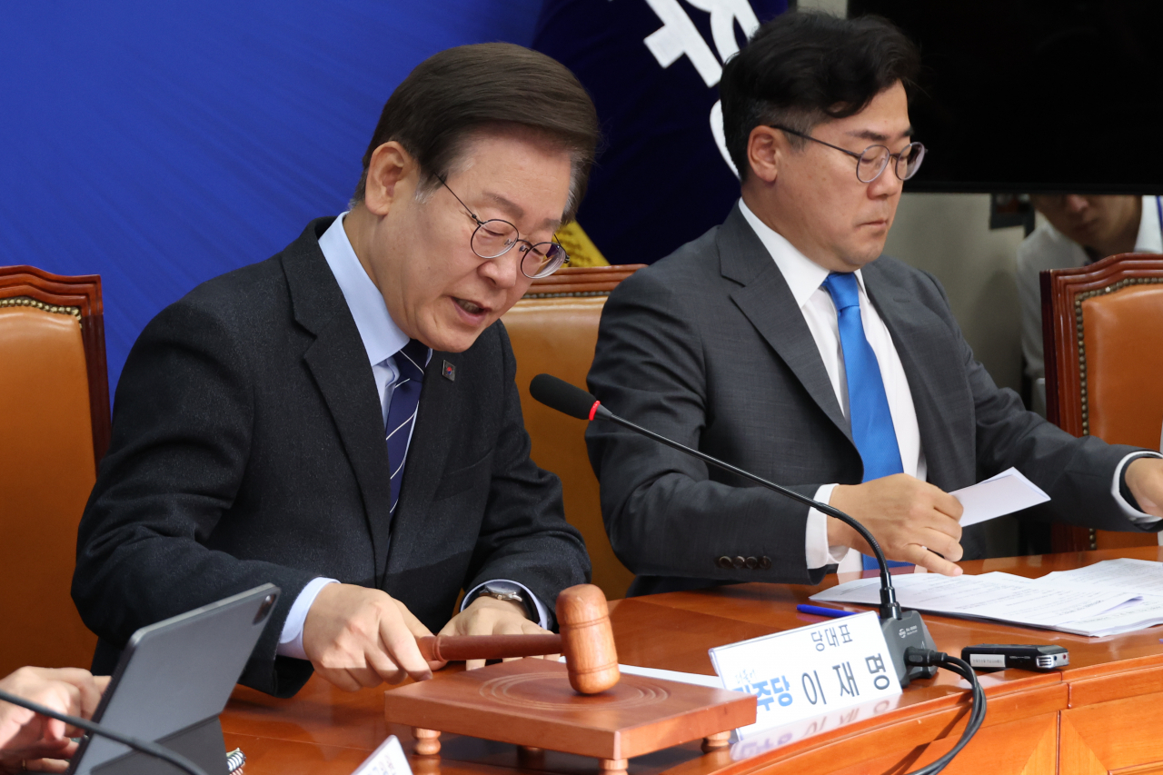 이재명 더불어민주당 대표가 10일 오전 서울 여의도 국회에서 최고위원회의를 개회하며 의사봉을 치고 있다. 이날 최고위에서는 ‘당대표 대선 1년 전 사퇴 예외 규정’ 등 당헌·당규 개정안을 의결할 예정이다. [연합]