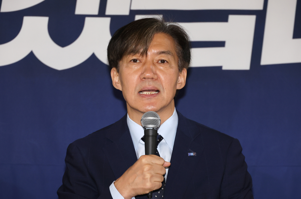 조국 조국혁신당 대표가 10일 오전 국회 로텐더홀에서 열린 최고위원회의에서 발언하고 있다. [연합]