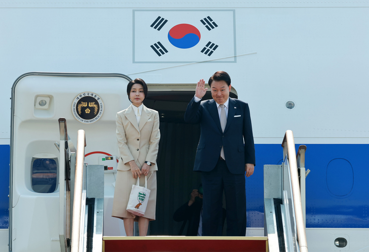 윤석열 대통령과 부인 김건희 여사가 10일 경기 성남 서울공항에서 투르크메니스탄, 우즈베키스탄, 카자흐스탄 등 중앙아시아 3개국 방문차 출국하며 전용기인 공군 1호기에 올라 인사하고 있다. [연합]