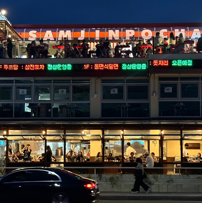 부산 광안리에 오픈한 팝업형 루프탑 포차 ‘삼진포차’ 전경. [사진=삼진어묵]