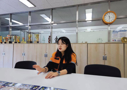 성아연 포스코 광양제철소 사원이 헤럴드경제와 인터뷰에서 주요 기술을 설명하고 있다.  [포스코 제공]