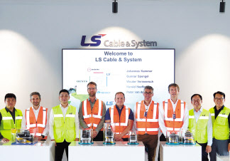 강원도 동해시 LS전선 동해사업장에서 열린 525㎸ HVDC 케이블 양산 기념행사에서 LS전선과 테네트 관계자들이 기념촬영을 하고 있다. [LS전선 제공]