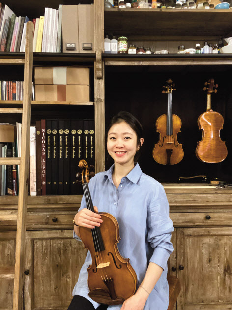 이탈리아 북부 크레모나 악기 제작자 협회의 최연소 회원인 바이올린 제작자 안아영 씨에 대해 뉴욕타임스는 “스트라디바리 같은 명장의 고향인 크레모나 바이올린 제작 업계의 떠오르는 별”이라고 했다. [본인 제공]