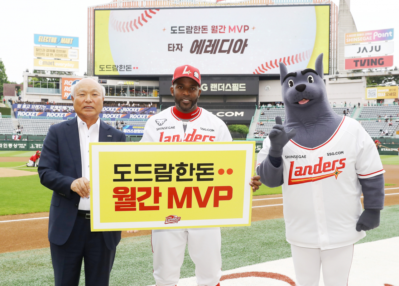 박광욱(맨 왼쪽) 도드람 조합장이 ‘도드람한돈 5월 MVP’ 문승원 선수(가운데)에게 시상금을 전달하고 있다. [도드람 제공]