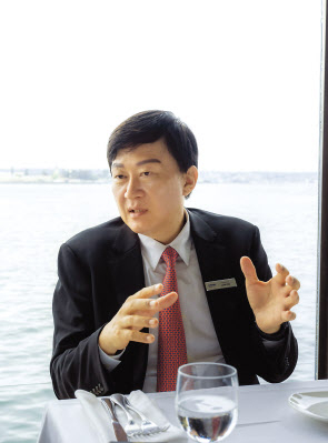 최근 미국 샌디에이고에서 ‘2024 바이오 인터내셔널 컨벤션’이 열린 가운데, 존 림 삼성바이오로직스 사장이 사업 방향에 대해 설명하고 있다. [샌디에이고=손인규 기자]