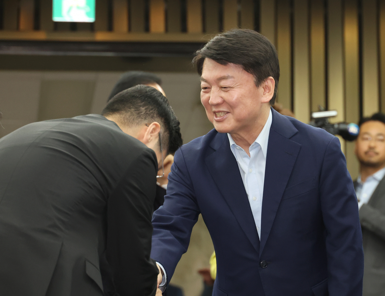 국민의힘 안철수 의원이 3일 오후 국회에서 열린 의원총회에 입장하고 있다. [연합]