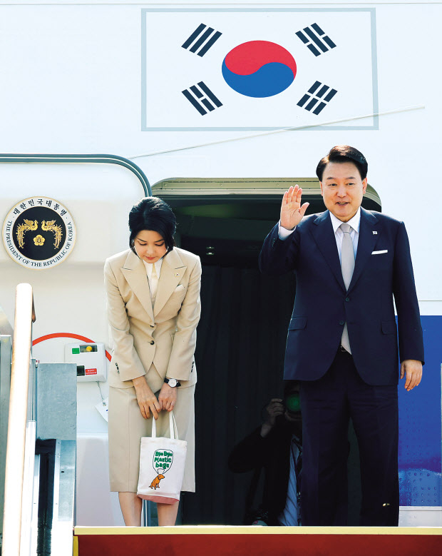 윤석열 대통령과 부인 김건희 여사가 10일 경기 성남 서울공항에서 투르크메니스탄, 우즈베키스탄, 카자흐스탄 등 중앙아시아 3개국 방문차 출국하며 전용기인 공군 1호기에 올라 인사하고 있다. [연합]