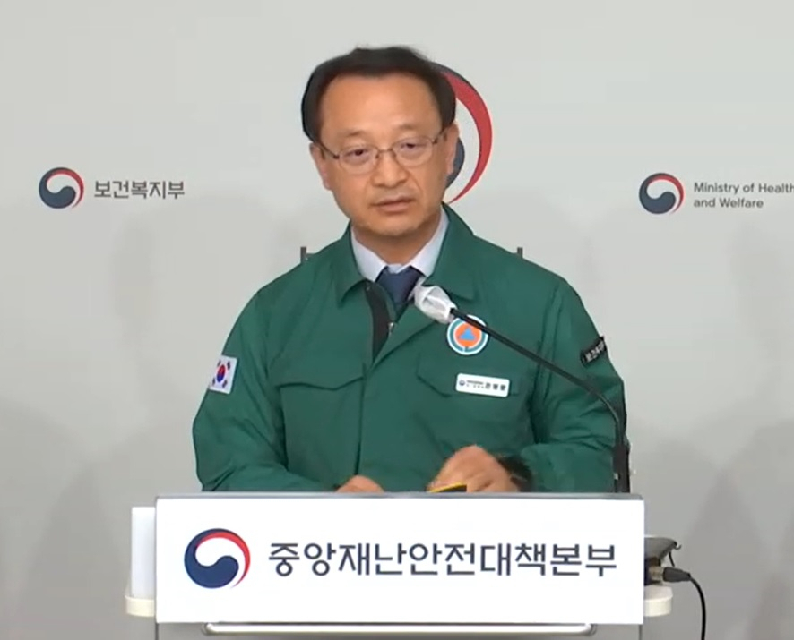 전병왕 보건복지부 보건의료정책실장이 10일 정부세종청사에서 의사 집단행동 중앙재난안전대책본부 회의 이후 브리핑을 하고 있다.[정부 e-브리핑 시스템 화면캡쳐]