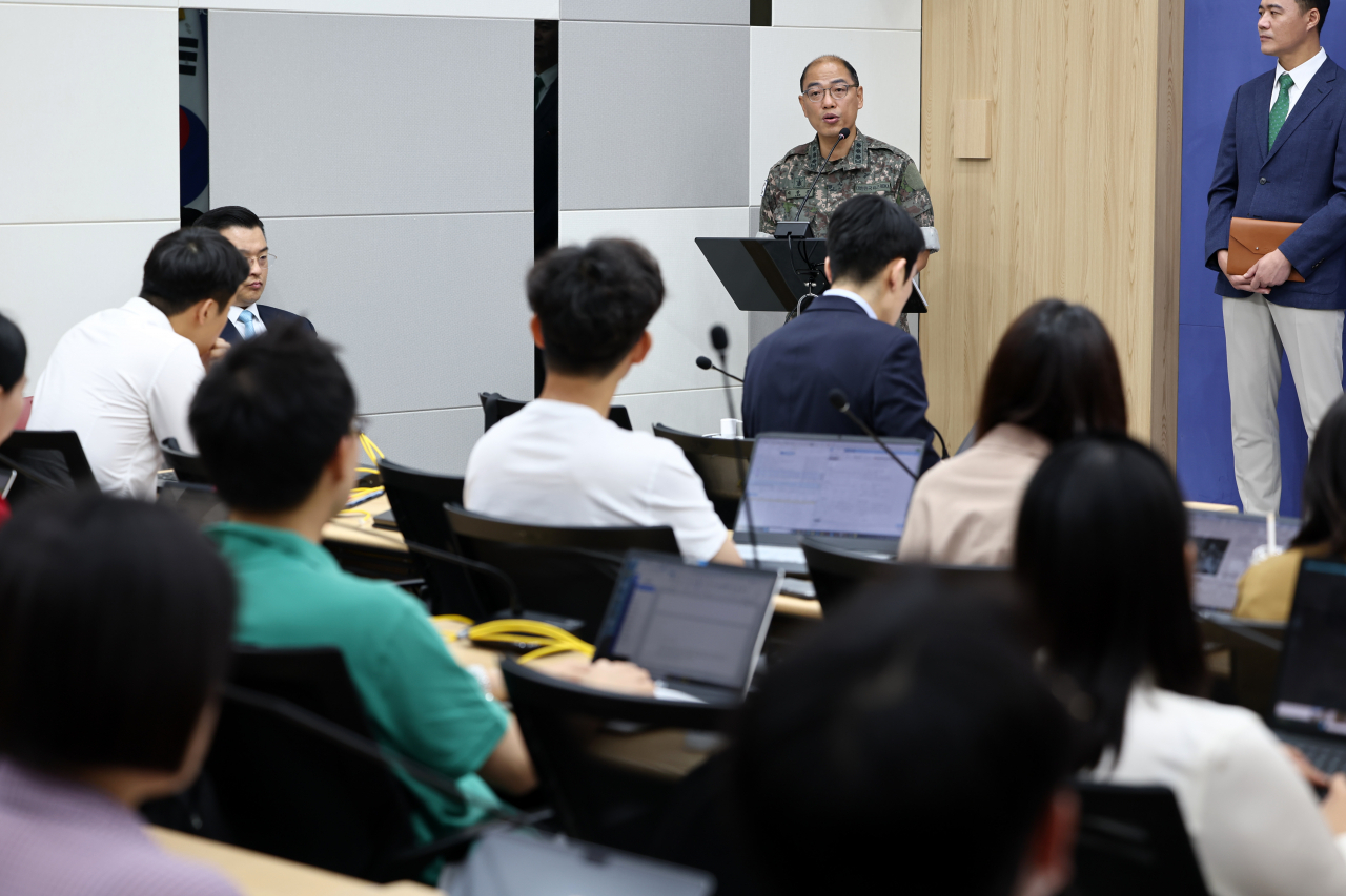 합동참모본부 이성준 공보실장이 10일 오전 서울 국방부에서 열린 정례 브리핑에서 대북 확성기 및 오물 풍선과 관련된 질문에 답하고 있다. [연합]