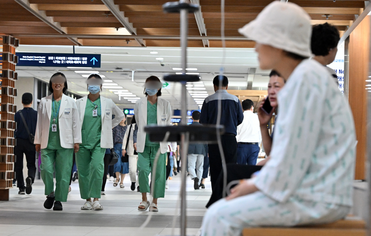 서울대의대·서울대병원 교수협의회 비상대책위원회가 오는 17일부터 응급실, 중환자실 등 필수 부서를 제외하고 전체 휴진에 돌입한다고 밝혔다. 10일 오전 서울 종로구 서울대학교병원에서 의사들이 복도를 지나고 있다. 임세준 기자
