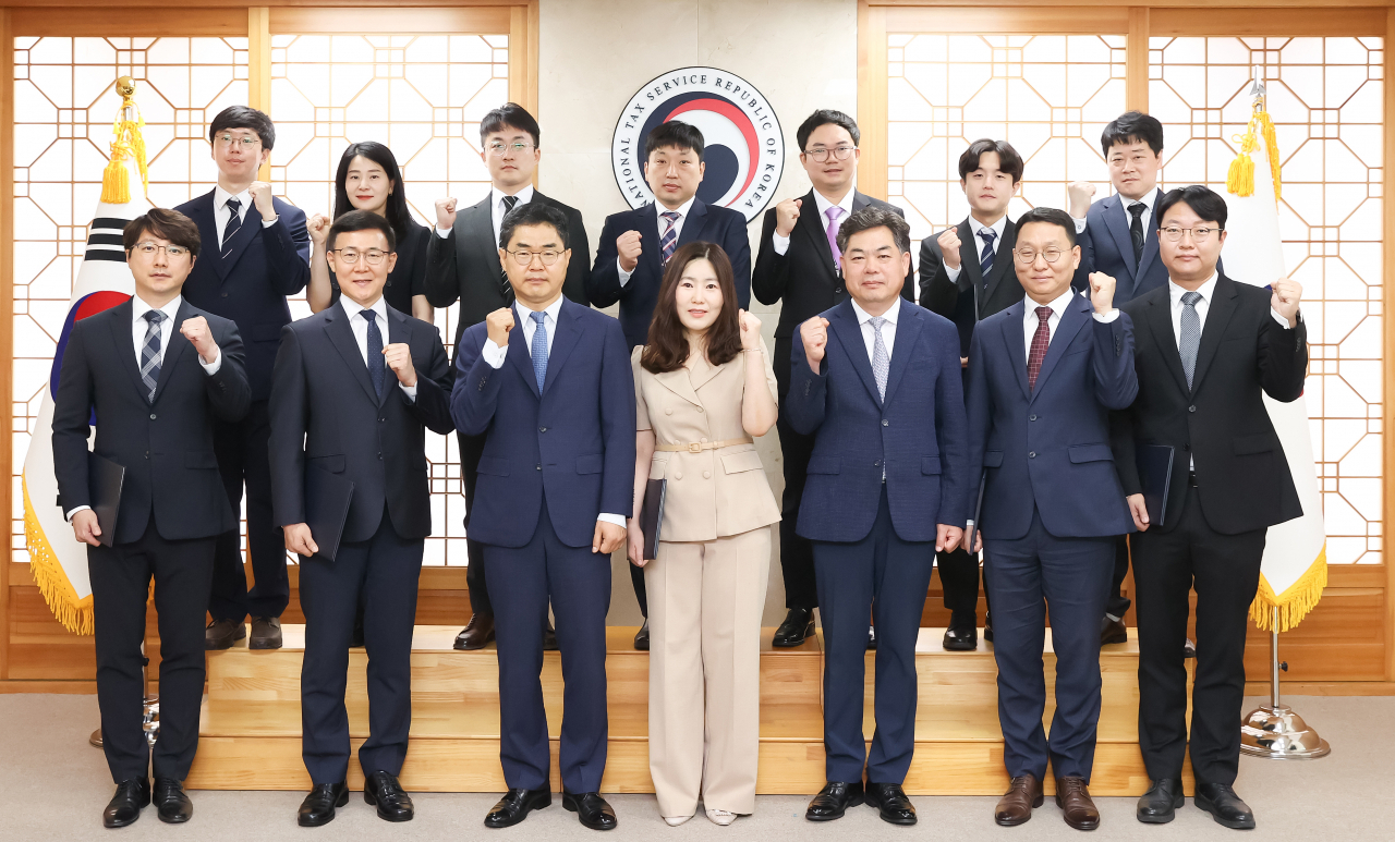 김창기(왼쪽 세번제) 국세청장이 10일 정부세종청사에서 진행된 ‘AI 국세상담 서비스 개발' 특별승진자 임명장 수여식에서 참석자들과 기념촬영을 하고 있다. [국세청 제공]