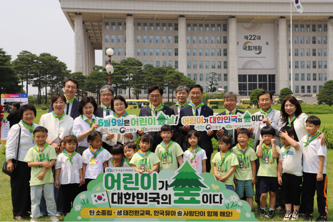 산림청은 지난 9일 제 3회 대한민국 유아숲교육대회를 국회의사당 의원회관 및 잔디마당에서 개최했다.
