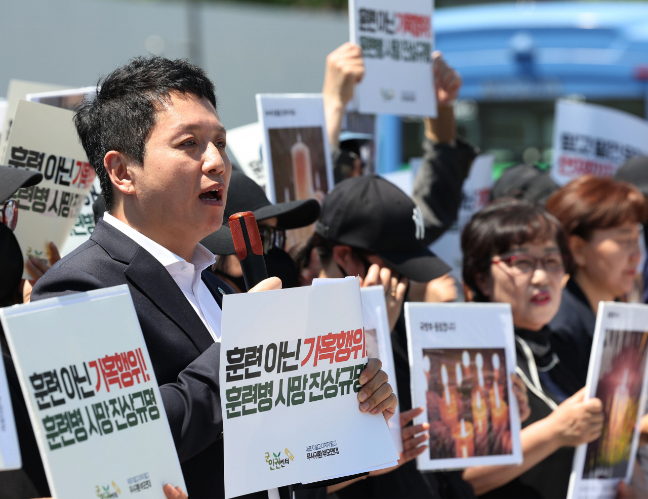 임태훈 군인권센터 소장이 4일 서울 용산구 국방부 앞에서 열린 육군 12사단 훈련병 가혹행위 사망사건 규탄 및 진상규명 촉구 기자회견에서 발언하고 있다. [연합]