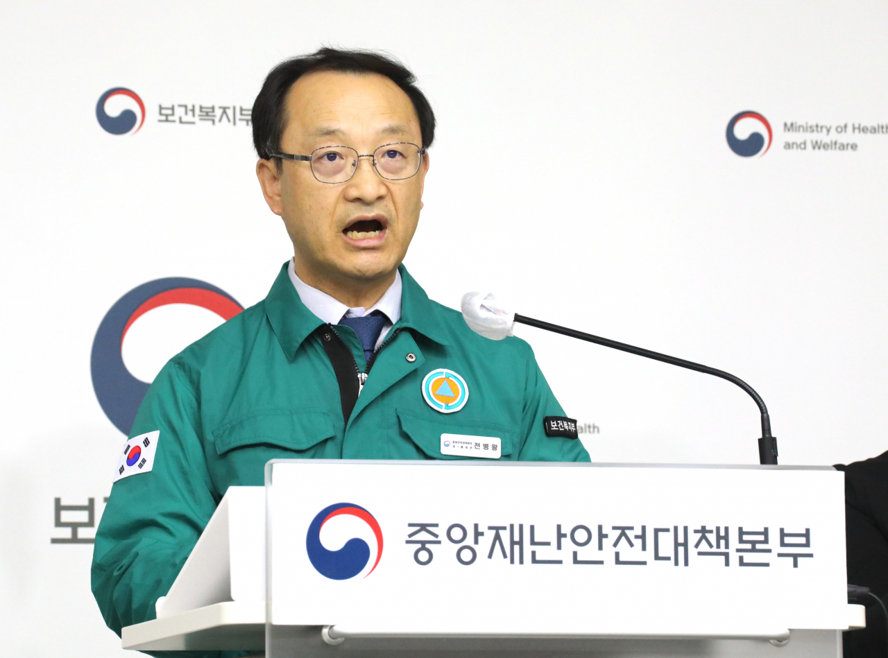 전병왕 보건복지부 보건의료정책실장이 10일 오전 정부세종청사 보건복지부 브리핑실에서 열린 의사 집단행동 중앙재난안전대책본부 브리핑을 진행하고 있다. [연합]