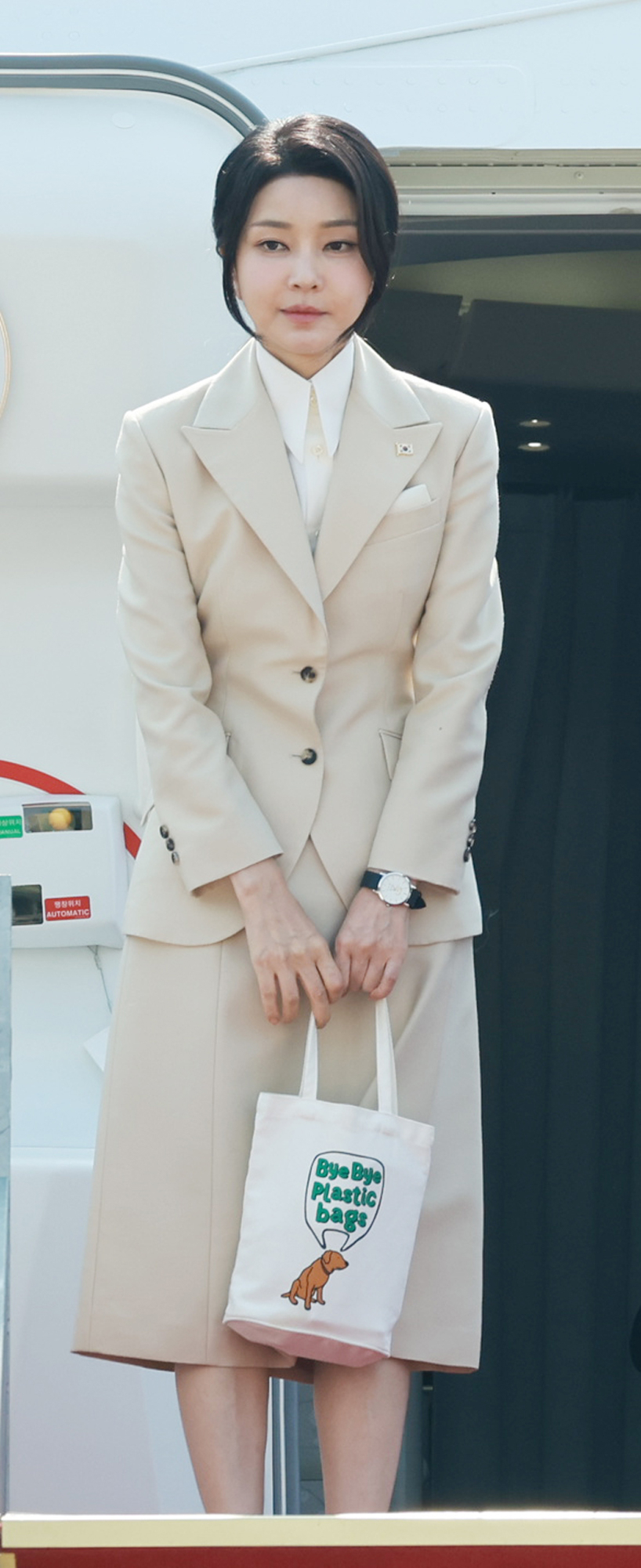 윤석열 대통령과 함께 투르크메니스탄, 우즈베키스탄, 카자흐스탄 등 중앙아시아 3개국 순방에 나선 김건희 여사가 10일 경기 성남 서울공항에서 출국하고 있다. [연합]