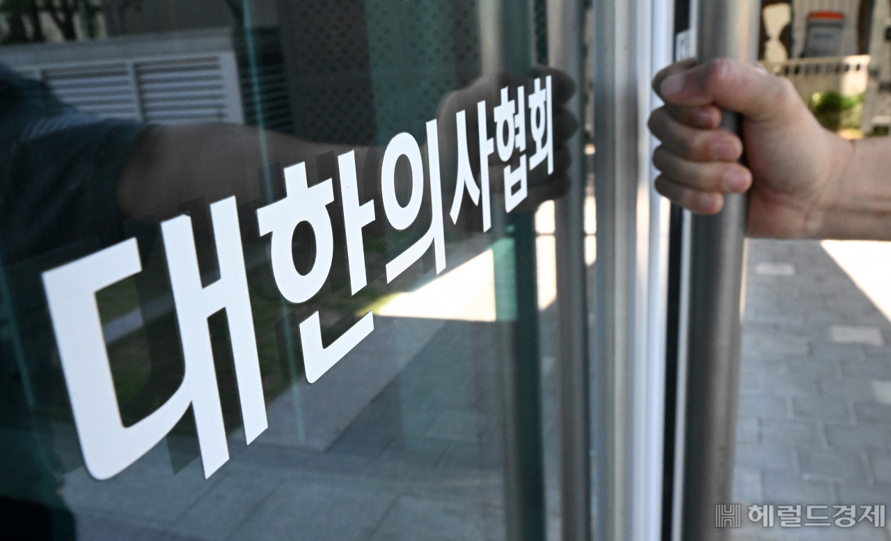 4일 오전 서울 용산구 대한의사협회에서 관계자가 들어서고 있다. 임세준 기자