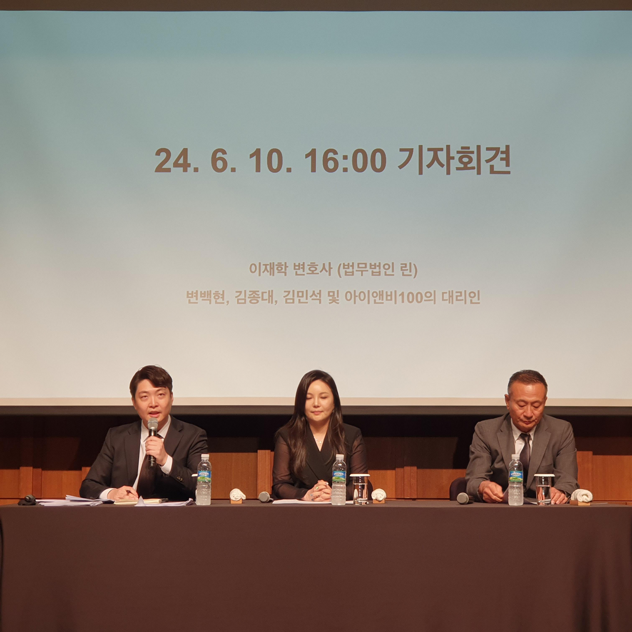 그룹 엑소의 백현, 시우민, 첸(첸백시)이 SM엔터테인먼트가 작년 약속한 음반·음원 수수료율 5.5%를 지키지 않는다며 매출의 10% 로열티를 지급할 수 없다는 입장을 10일 밝혔다. 사진은 이날 서울 신라호텔에서 열린 첸백시 측 기자회견. 이재학 변호사(왼쪽부터), 차가원 원헌드레드 대표, 김동준 INB100 대표. [연합]