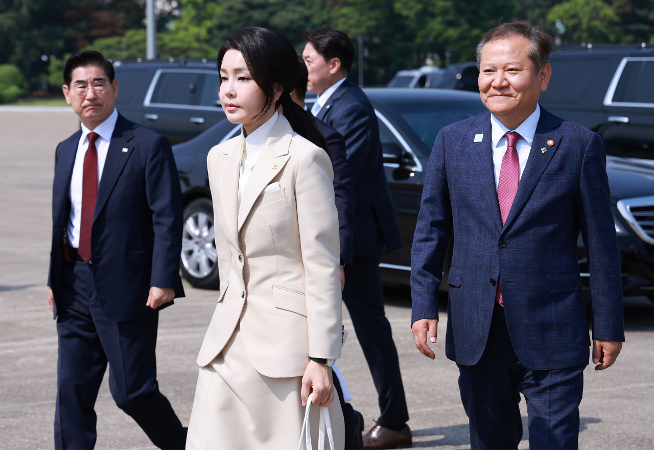 윤석열 대통령의 부인 김건희 여사가 투르크메니스탄, 우즈베키스탄, 카자흐스탄 등 중앙아시아 3개국 순방을 위해 10일 경기 성남 서울공항에 도착해 전용기인 공군 1호기로 향하고 있다. [연합]
