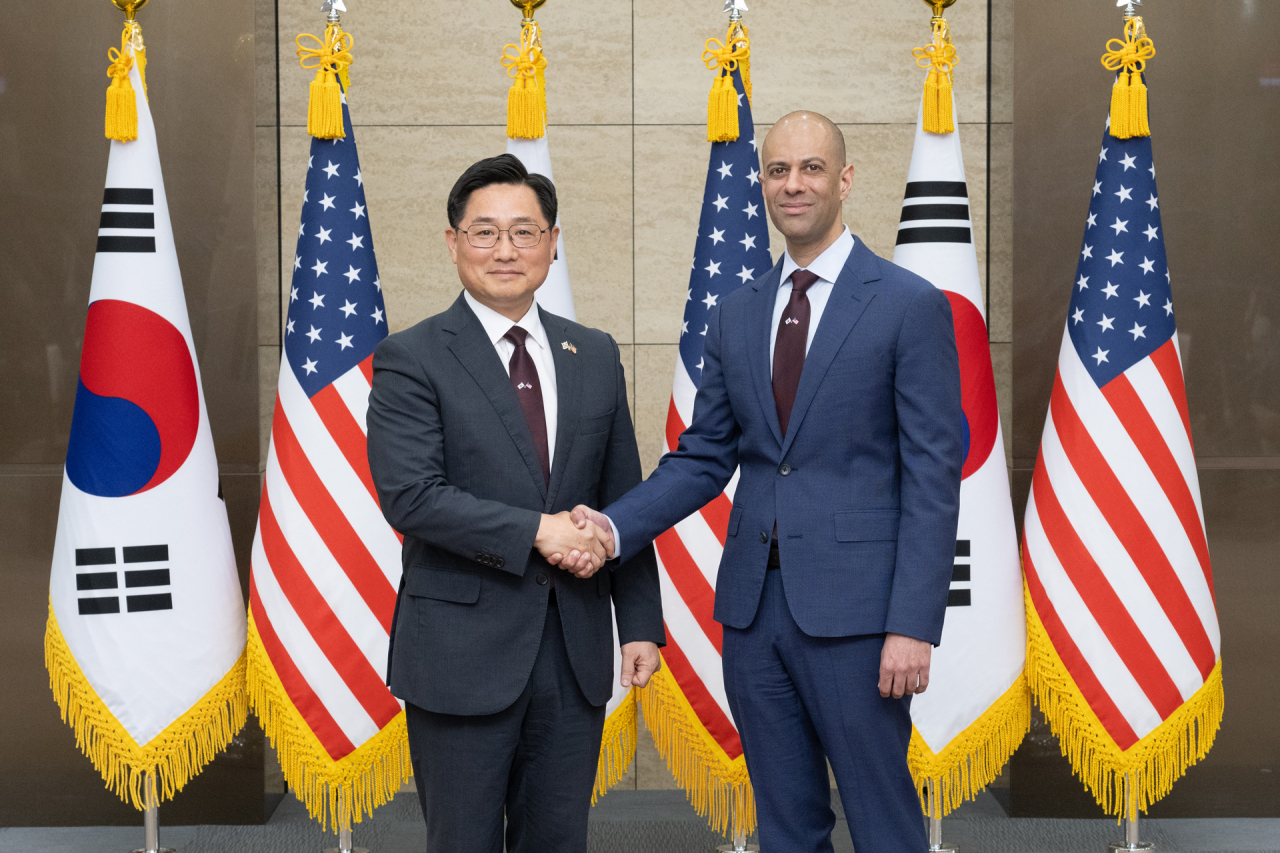 Cho Chang-rae, South Korean deputy defense minister for policy, and Vipin Narang, acting US assistant secretary of defense for space policy, are seen shaking hands ahead of the third meeting of the Nuclear Consultative Group on Monday in Seoul in this photograph provided by the Seoul defense ministry. (Ministry of National Defense)