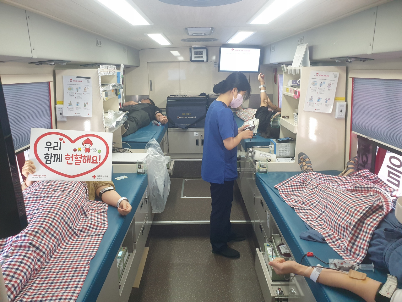 한국수력원자력 새울원자력본부 노사는 10일 혈액 수급을 돕기 위해 '사랑의 헌혈'을 하고 있다. [사진=새울원자력본부]