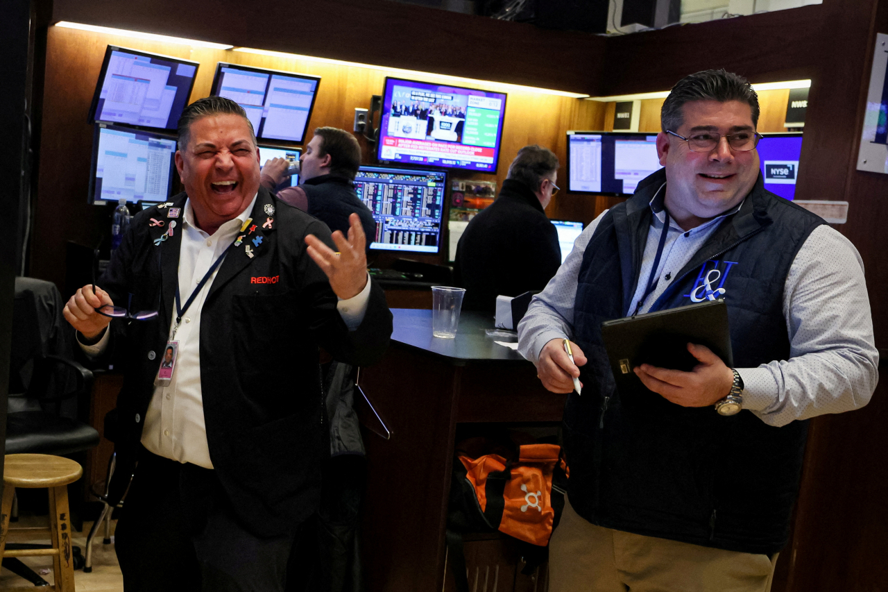 미국 뉴욕시에 있는 뉴욕 증권 거래소(NYSE) 직원들이 환호하고 있다. [로이터]