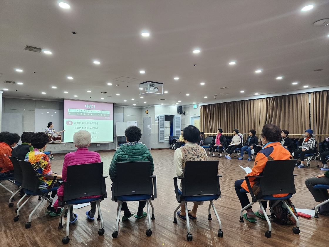 서울 종로구는 종로구 웰니스센터 웰니스홀(종로구 율곡로 89)에서 건강노래교실 ‘내 인생이 유행가’를 운영한다고 11일 밝혔다.[종로구 제공]