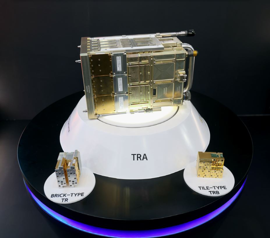 한화시스템이 지난해 ADEX 2023 전시에서 선보인 AESA 레이다의 핵심 부품인 브릭형 송수신 블록(TRB)(왼쪽)과 부피를 50%가량 줄인 타일형 TRB [한화시스템 제공]
