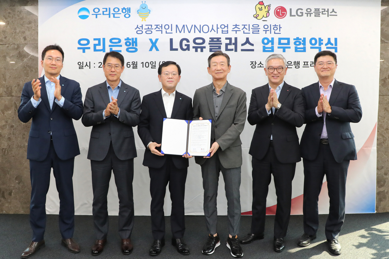 지난 10일 서울 중구 우리은행 본점에서 열린 업무협약식에서 우리은행 옥일진(왼쪽부터) 디지털전략그룹장, 김범석 국내영업부문장, 조병규 우리은행장, LG유플러스 황현식 대표, 정수헌 Consumer부문장, 이재원 MX/디지털혁신그룹장이 기념 사진을 찍고 있다. [LG유플러스 제공]