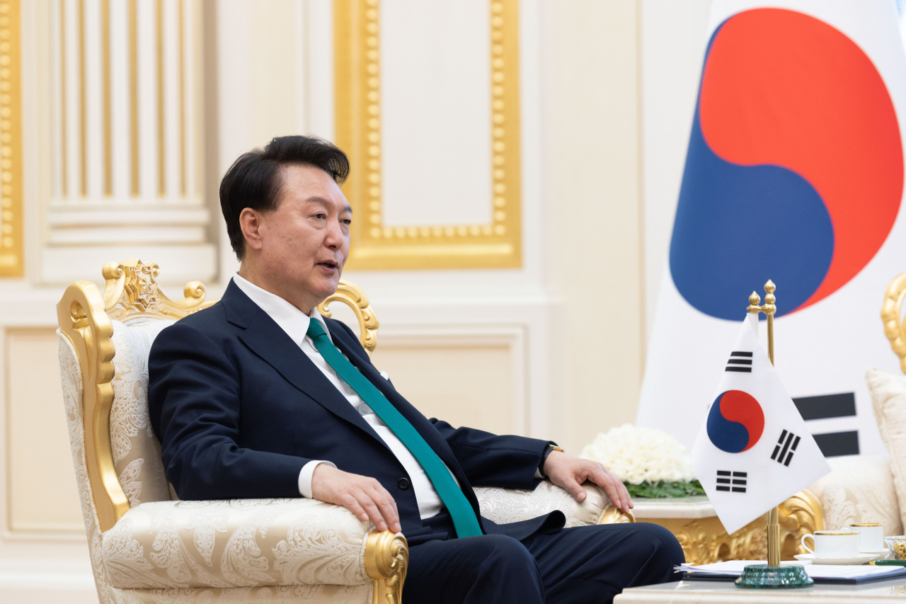 투르크메니스탄을 국빈 방문한 윤석열 대통령이 10일 오후(현지시간) 투르크메니스탄 아시가바트 대통령궁에서 세르다르 베르디무하메도프 투르크메니스탄 대통령과 한·투르크메니스탄 단독회담을 하고 있다. [연합]