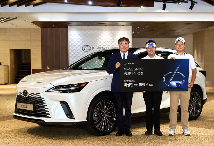 콘야마 마나부(왼쪽부터) 렉서스코리아 사장, 박상현 선수, 함정우 선수가 기념 촬영을 하는 모습. [렉서스코리아 제공]