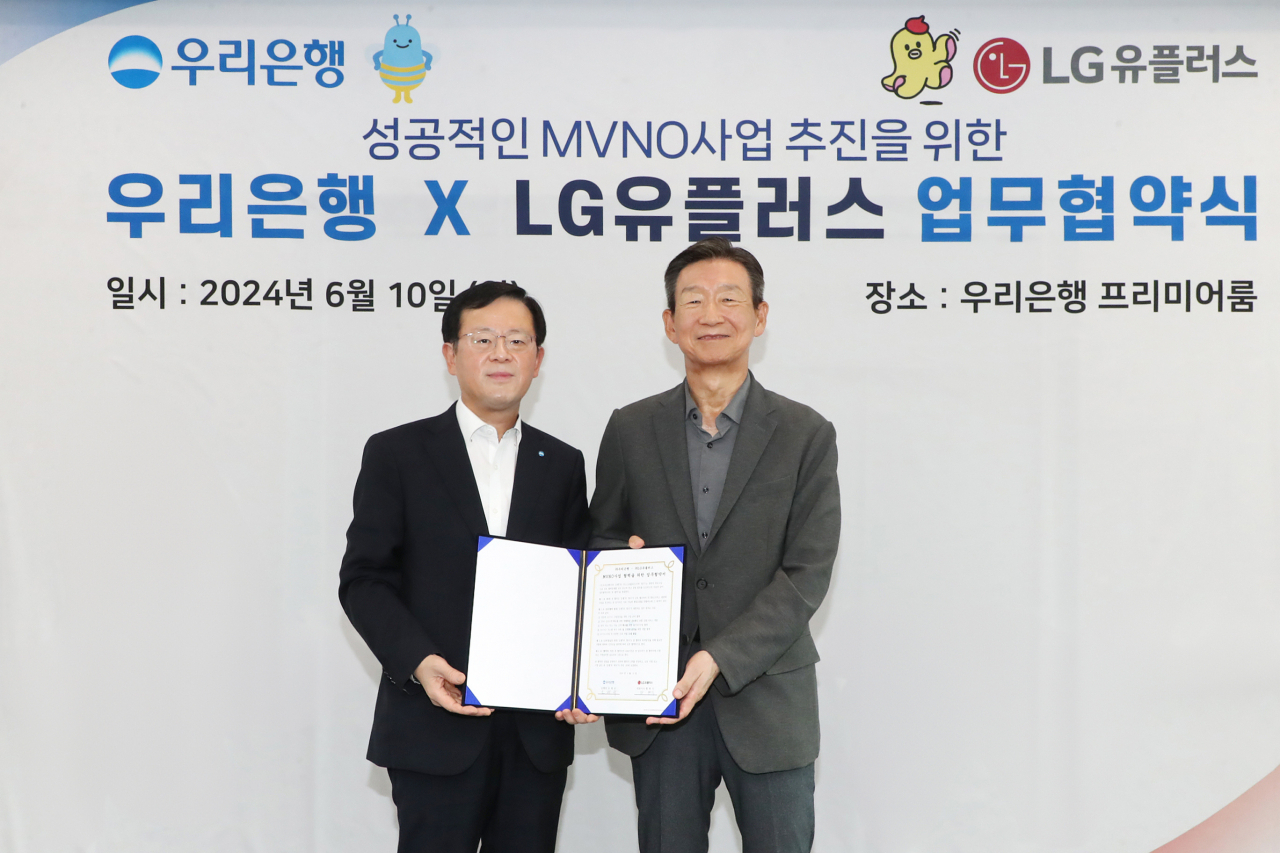 조병규(왼쪽) 우리은행장과 황현식 LG유플러스 대표이사가 기념촬영을 하고 있다.[우리은행 제공]