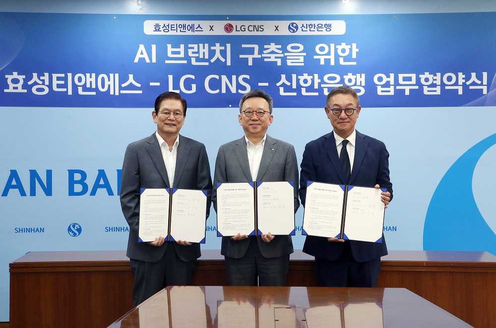 지난 10일 서울시 중구 신한은행 본점에서 진행된 업무협약식에 참석한 정상혁(가운데) 신한은행장, 이상운(왼쪽) 효성티엔에스 대표이사 부회장, 현신균(오른쪽) LG CNS 대표이사가 기념촬영을 하고 있다.[신한은행 제공]