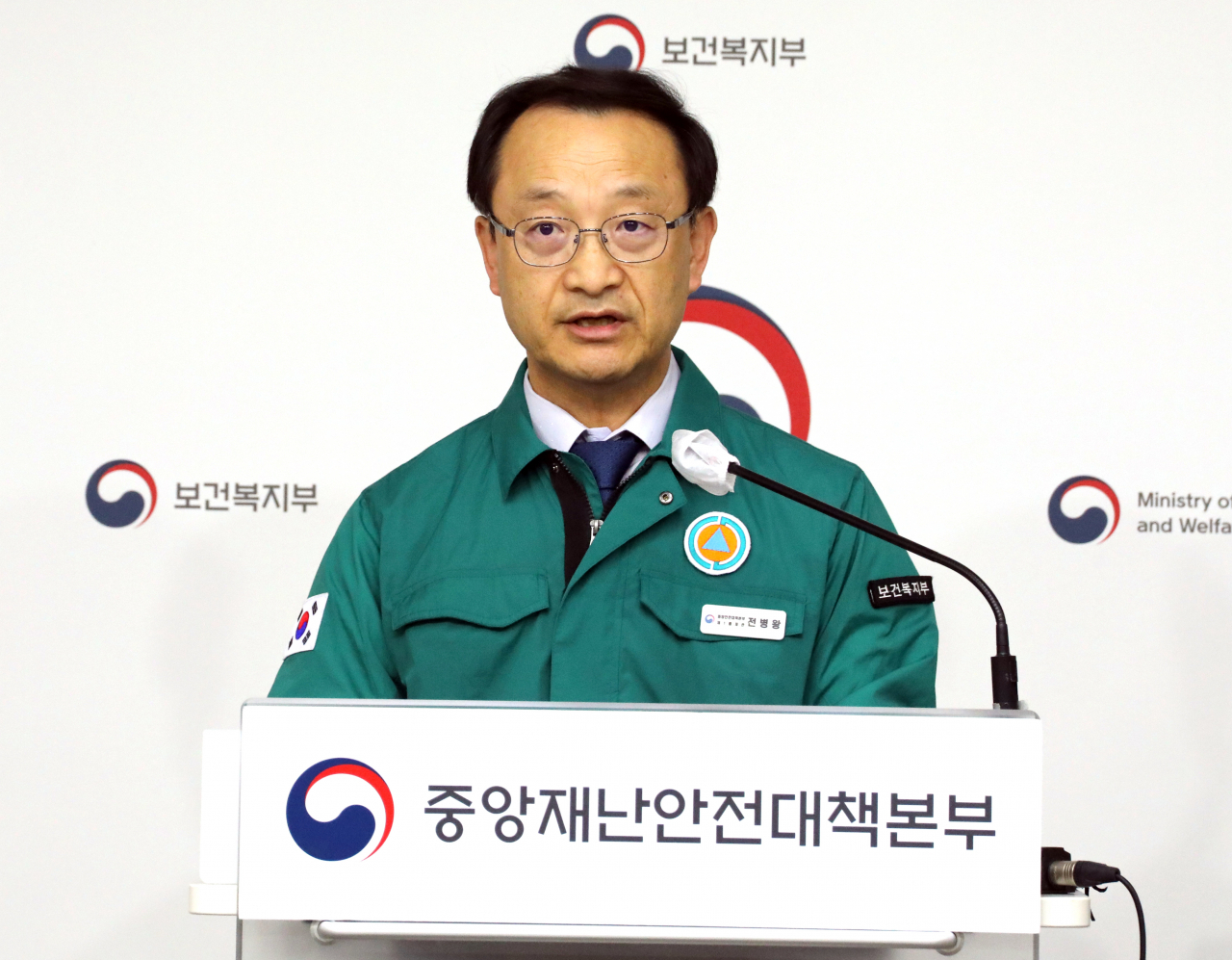 전병왕 보건복지부 보건의료정책실장이 10일 오전 정부세종청사 보건복지부 브리핑실에서 열린 의사 집단행동 중앙재난안전대책본부 브리핑에서 “의료법에 따라 개원의에 대한 진료명령과 휴진 신고명령을 발령하기로 했다”고 밝혔다.[연합]