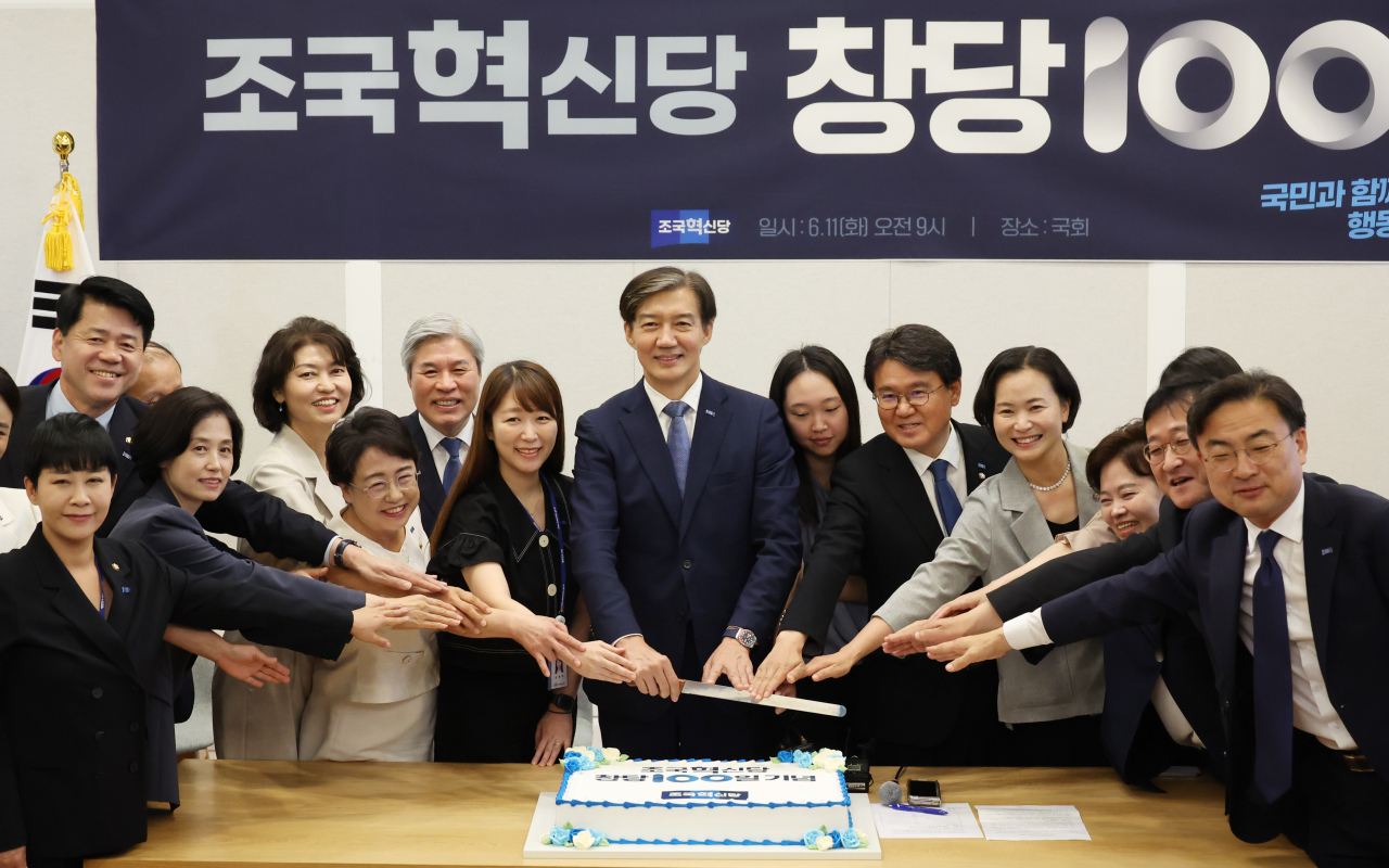 조국혁신당 조국 대표 등이 11일 국회에서 열린 창당 100일 기념식에서 케이크를 자르고 있다. [연합]