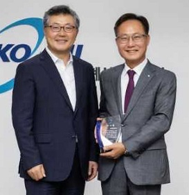 서울 여의도 기계회관에서 지난 10일 국내 가스터빈 산업 활성화에 힘써 준 한국중부발전에 감사패가 수여됐다. 기계산업진흥회 윤갑석 상근부회장(왼쪽)이 중부발전 김광일 부사장에게 감사패를 전달하고 있다. [기계진흥회 제공]