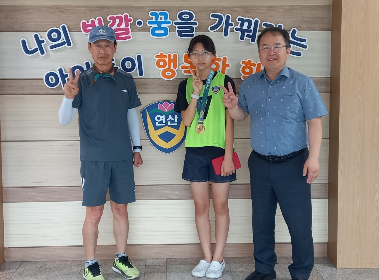 정예림 연산초 학생(오른쪽)이 ‘제53회 전국소년체육대회’ 높이뛰기 종목에서 금메달을 획득해 하기상 연산초 교사(왼쪽)와 기념촬영을 하고 있다. [사진=부산교육청]