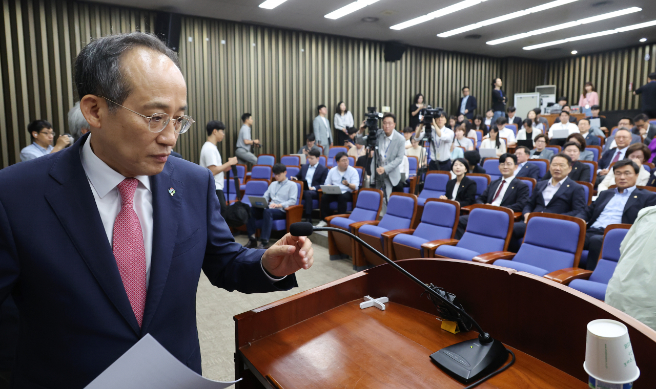 추경호 국민의힘 원내대표가 11일 오전 국회에서 열린 의원총회에서 발언을 하기 위해 이동하고 있다. [연합]