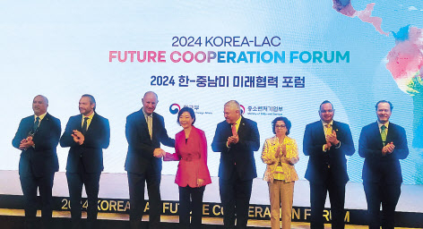 오영주(왼쪽 네 번째) 중소벤처기업부 장관이 ‘2024 한-중남미 미래협력포럼’ 개회식 촬영에서 하비에르 곤잘레스 올라에체아 페루 외교부 장관과 악수하고 있다.