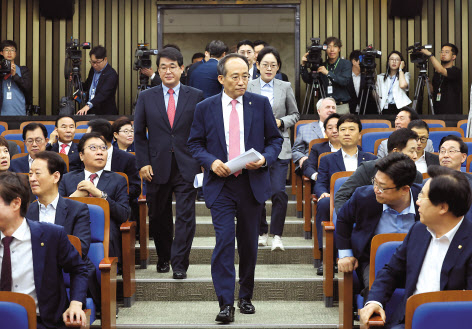 추경호(가운데) 국민의힘 원내대표가 11일 오전 서울 여의도 국회에서 열린 의원총회에 참석하고 있다. [연합]