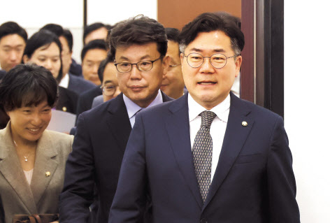 박찬대(오른쪽) 더불어민주당 원내대표가 11일 오전 서울 여의도 국회에서 열린 원내대책회의에 참석하고 있다. [뉴시스]