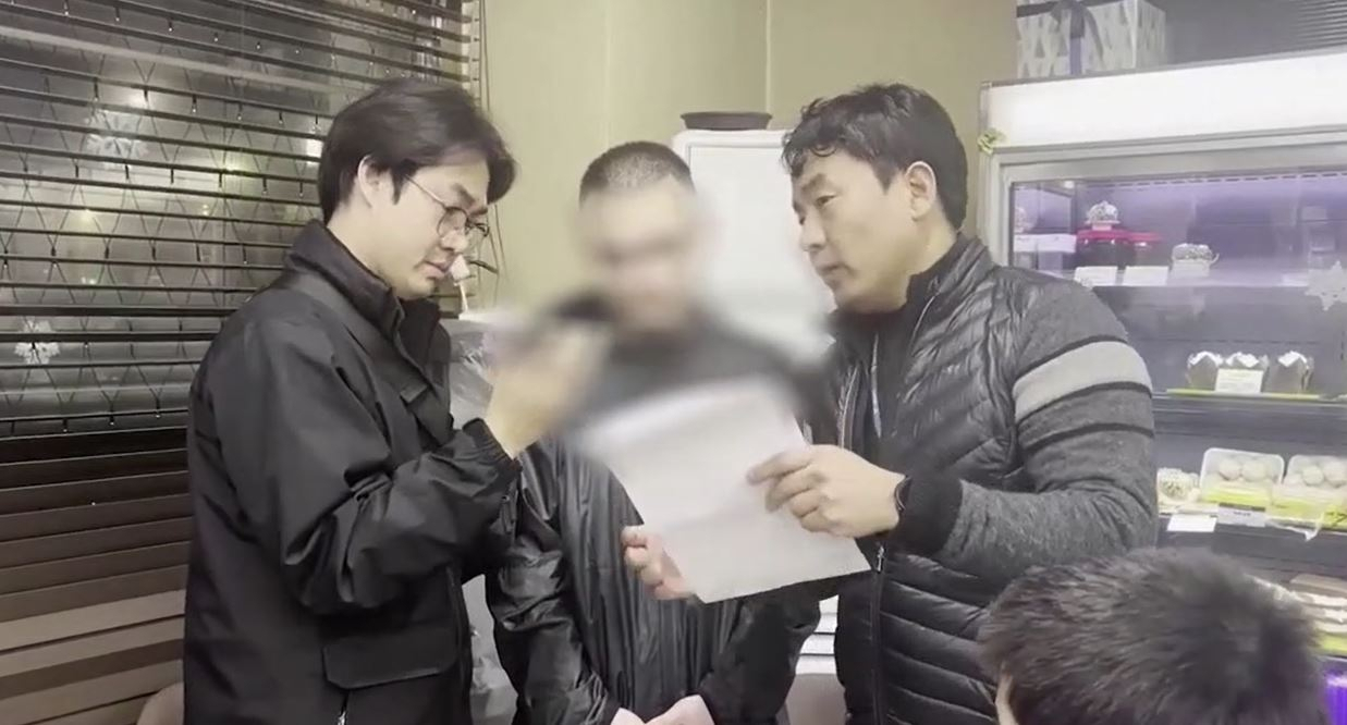 서울경찰청 광역수사단 형사기동대는 11일 말소된 번호판을 부착한 일명 ‘무적(無籍) 대포차’를 판매한 외국인 일당 등 총 18명을 검거했다고 밝혔다. 사진은 경찰의 판매책 검거 당시 현장. [서울경찰청 제공]