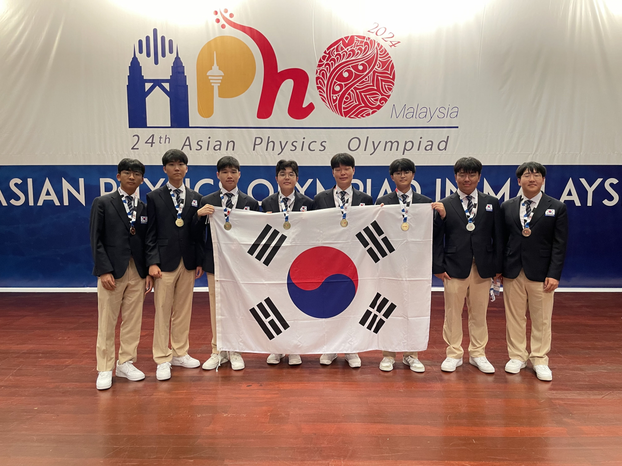 2024년 아시아물리올림피아드에 참가한 한국대표단. 이민섭(왼쪽부터, 서울과고), 고민재(서울과고), 김민재(서울과고), 이혁준(서울과고), 이웅주(경기과고), 이연우(서울과고), 주형조(서울과고), 이승헌(서울과고).[과기정통부 제공]
