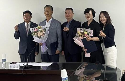 순천준법지원센터 간부진들이 11일 신규 보호관찰 위원 2명에게 꽃다발을 전달하고 있다.
