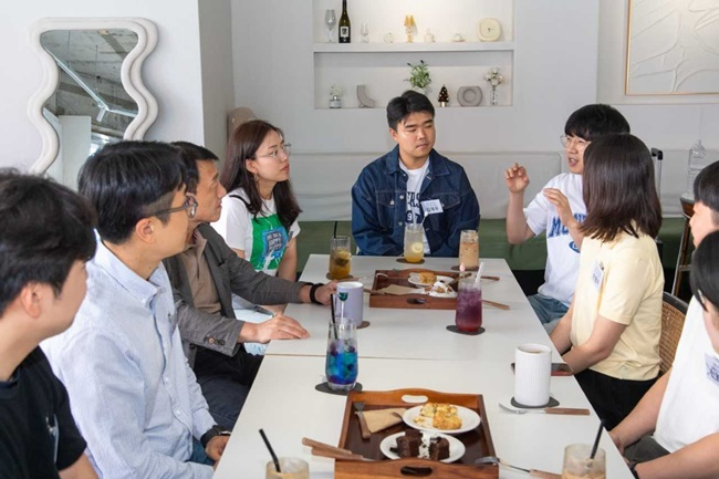 광양제철소 이동렬 소장(왼쪽 두번째)이 젊은 세대 직원들의 이야기를 귀담아 듣고 있다. [포스코 제공]