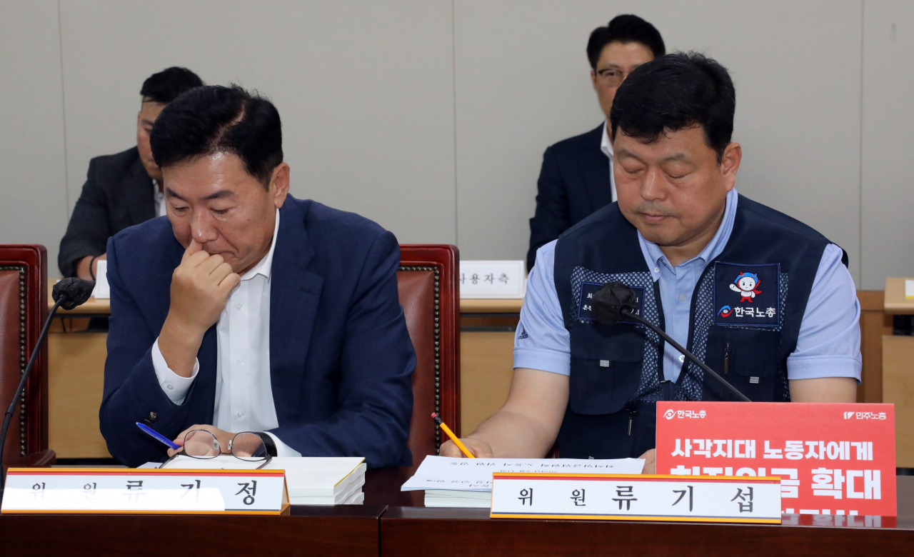 내년도 최저임금을 심의할 최저임금위원회 세 번째 전원회의가 열린 11일 오후 정부세종청사 최저임금위원회에서 사용자위원 운영위원인 류기정 경총 전무(왼쪽)와 근로자위원 운영위원인 류기섭 한국노총 사무총장이 나란히 자리하고 있다. [연합]