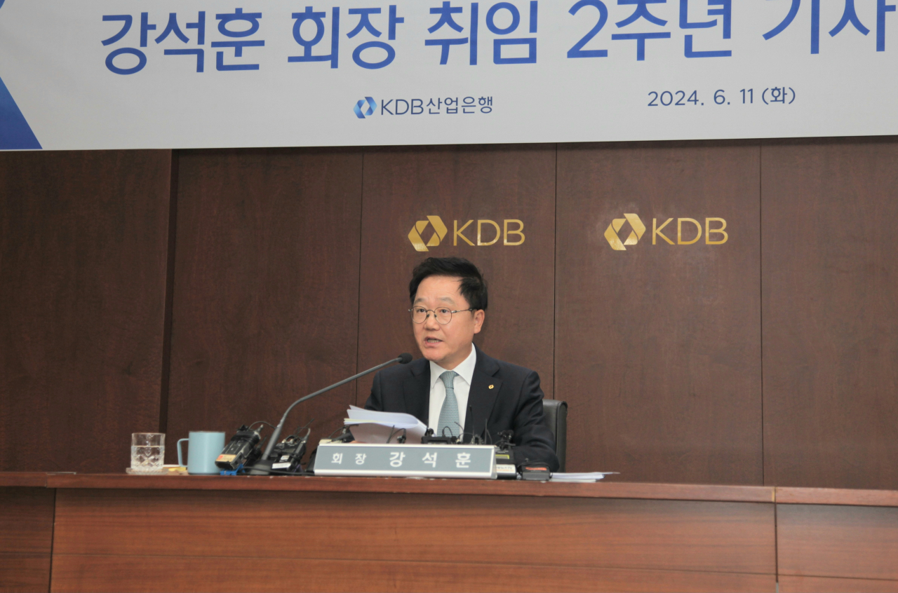 강석훈 산업은행 회장이 취임 2주년 기자회담에서 기자의 질문에 답변하고 있다.[산업은행 제공]